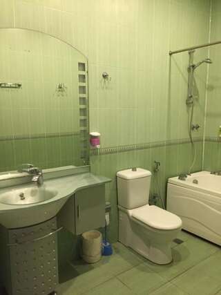 Отель Rotterdam Баку Трехместный номер с общей ванной комнатой-4